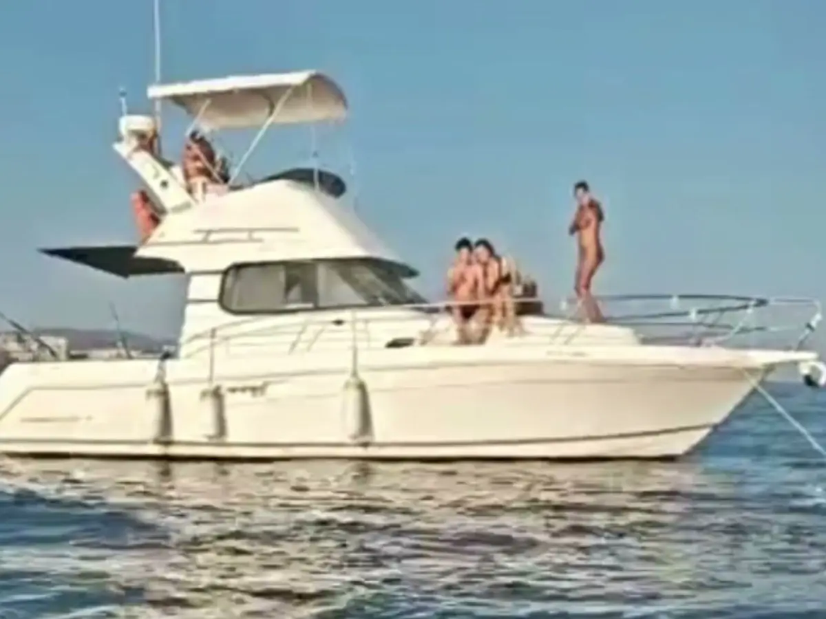 El Perla Fisher fondeado con clientes a bordo frente a Marbella