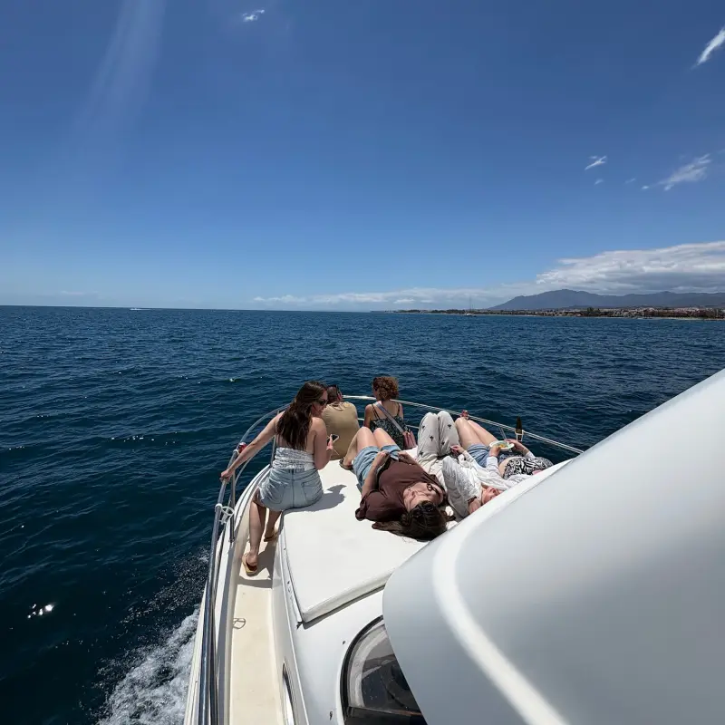 Clientes en la proa navegando por la costa de Marbella