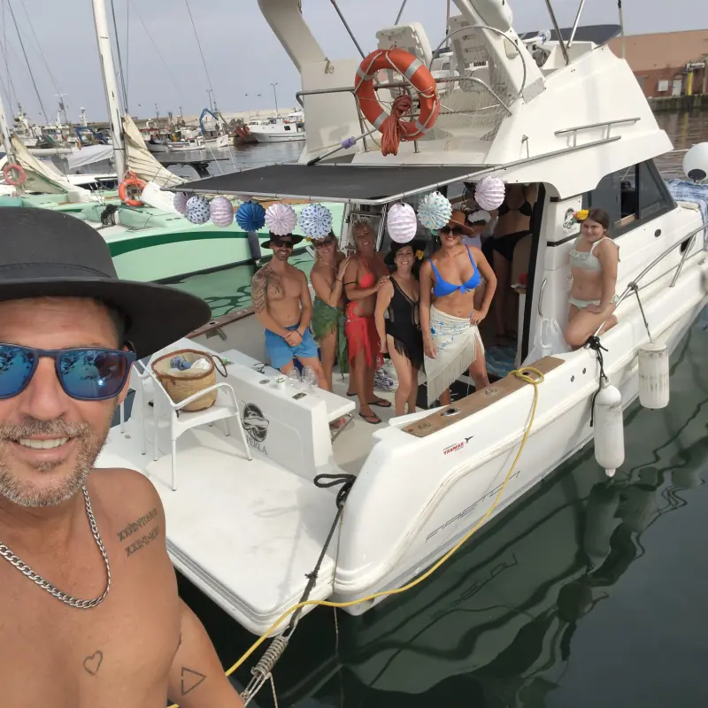 Selfie del patrón con un grupo de clientes antes de zarpar