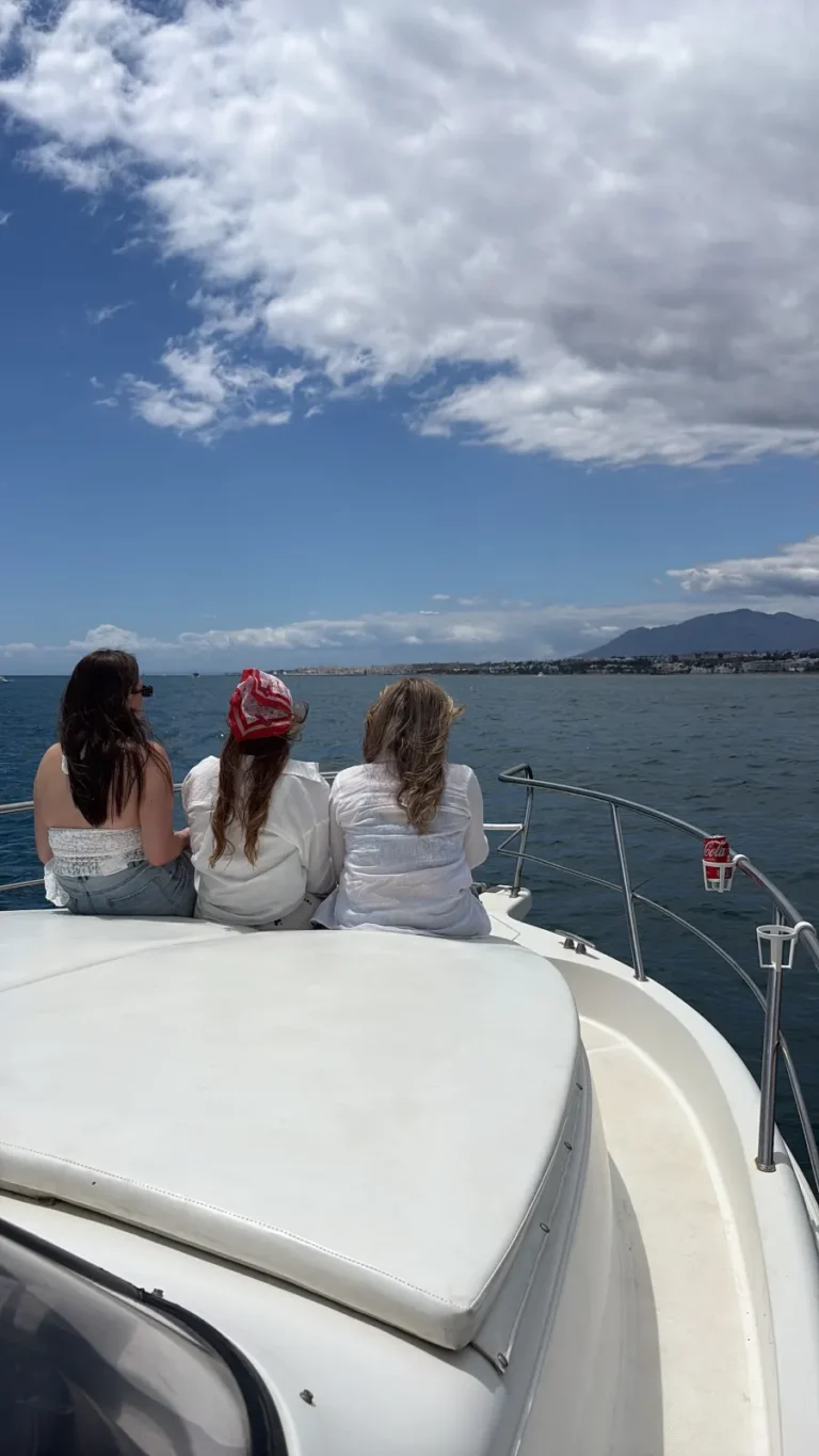 Clientes disfrutando a bordo del Perla Fisher