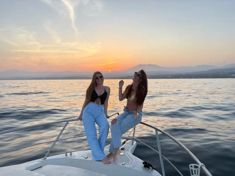 Clientes disfrutando a bordo del Perla Fisher