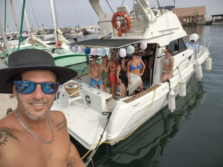 Clientes disfrutando a bordo del Perla Fisher