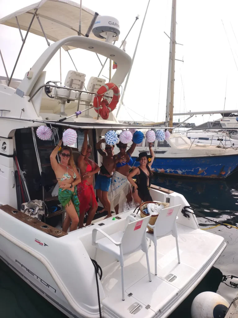 Clientes disfrutando a bordo del Perla Fisher