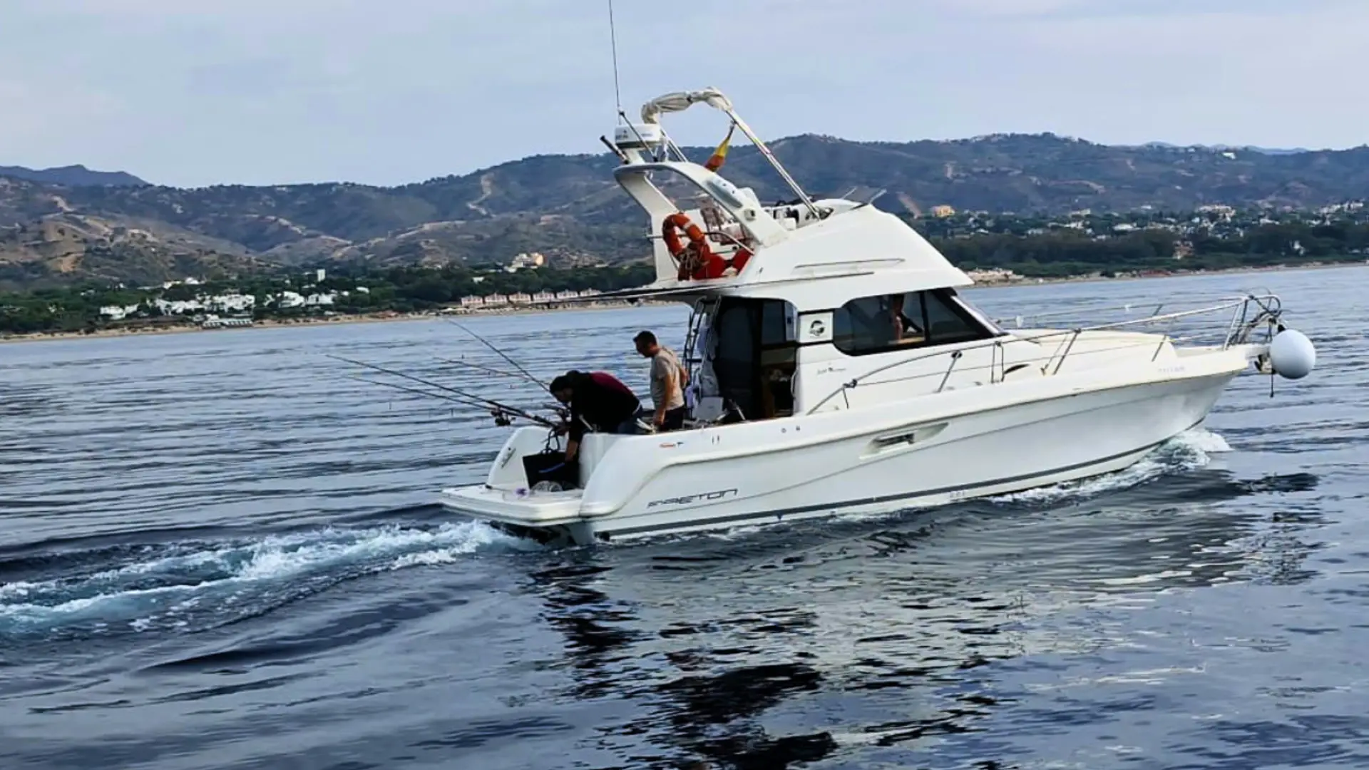 El barco Perla Fisher navegando frente a la costa de Marbella